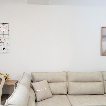 One-Bedroom Gem By The Square 티라나 외부 사진