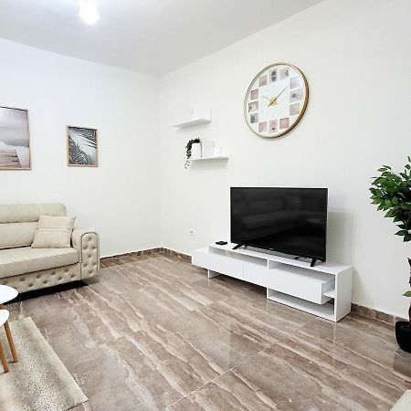One-Bedroom Gem By The Square 티라나 외부 사진