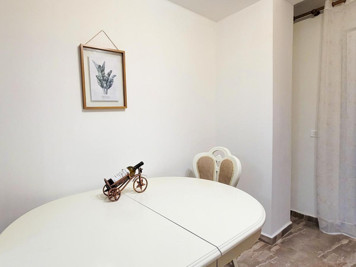 One-Bedroom Gem By The Square 티라나 외부 사진