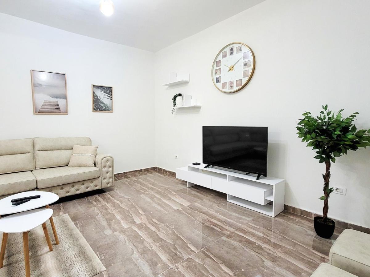 One-Bedroom Gem By The Square 티라나 외부 사진