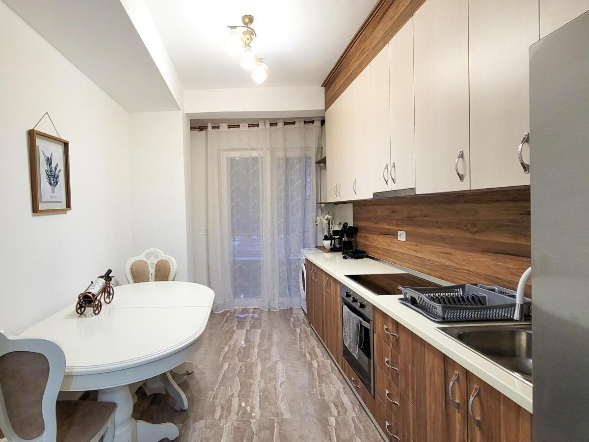 One-Bedroom Gem By The Square 티라나 외부 사진
