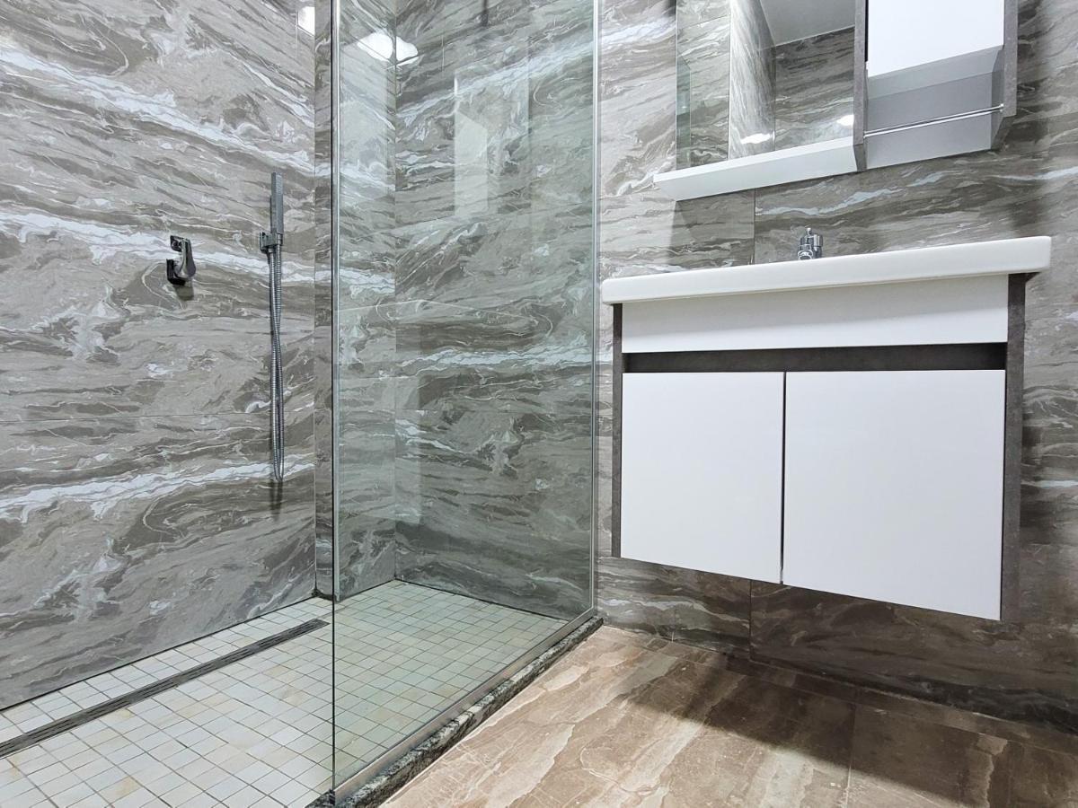 One-Bedroom Gem By The Square 티라나 외부 사진