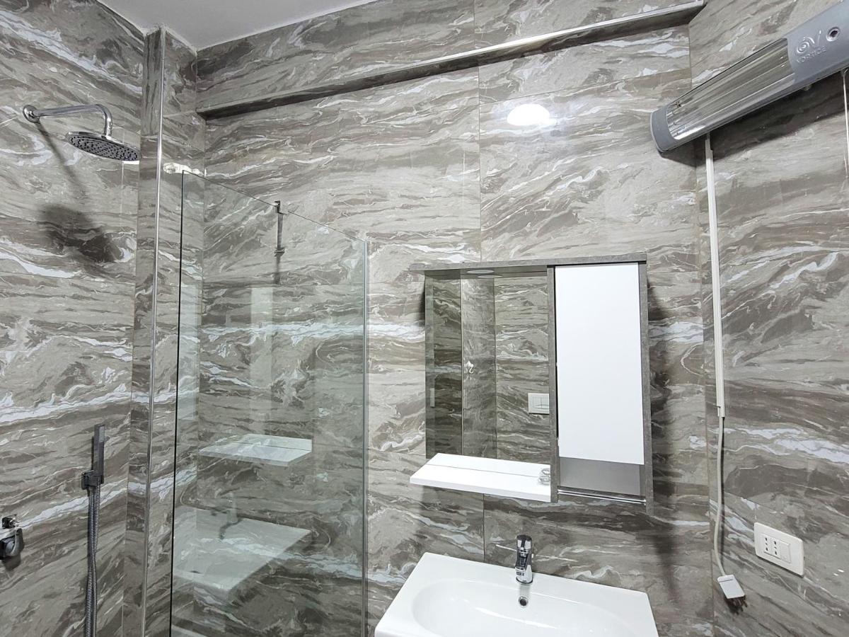 One-Bedroom Gem By The Square 티라나 외부 사진