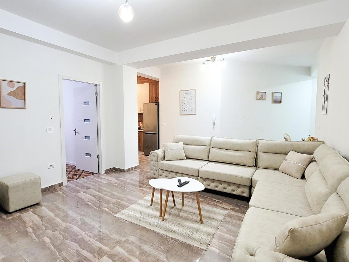 One-Bedroom Gem By The Square 티라나 외부 사진
