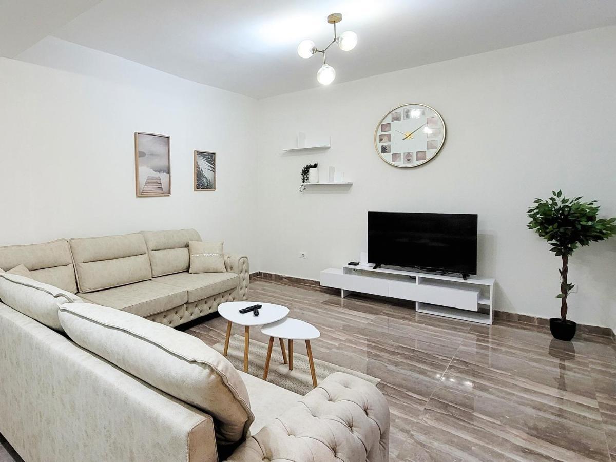 One-Bedroom Gem By The Square 티라나 외부 사진