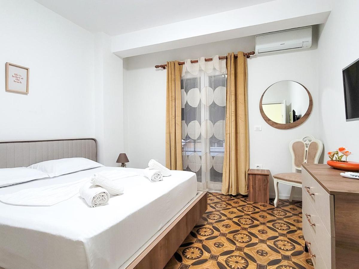 One-Bedroom Gem By The Square 티라나 외부 사진