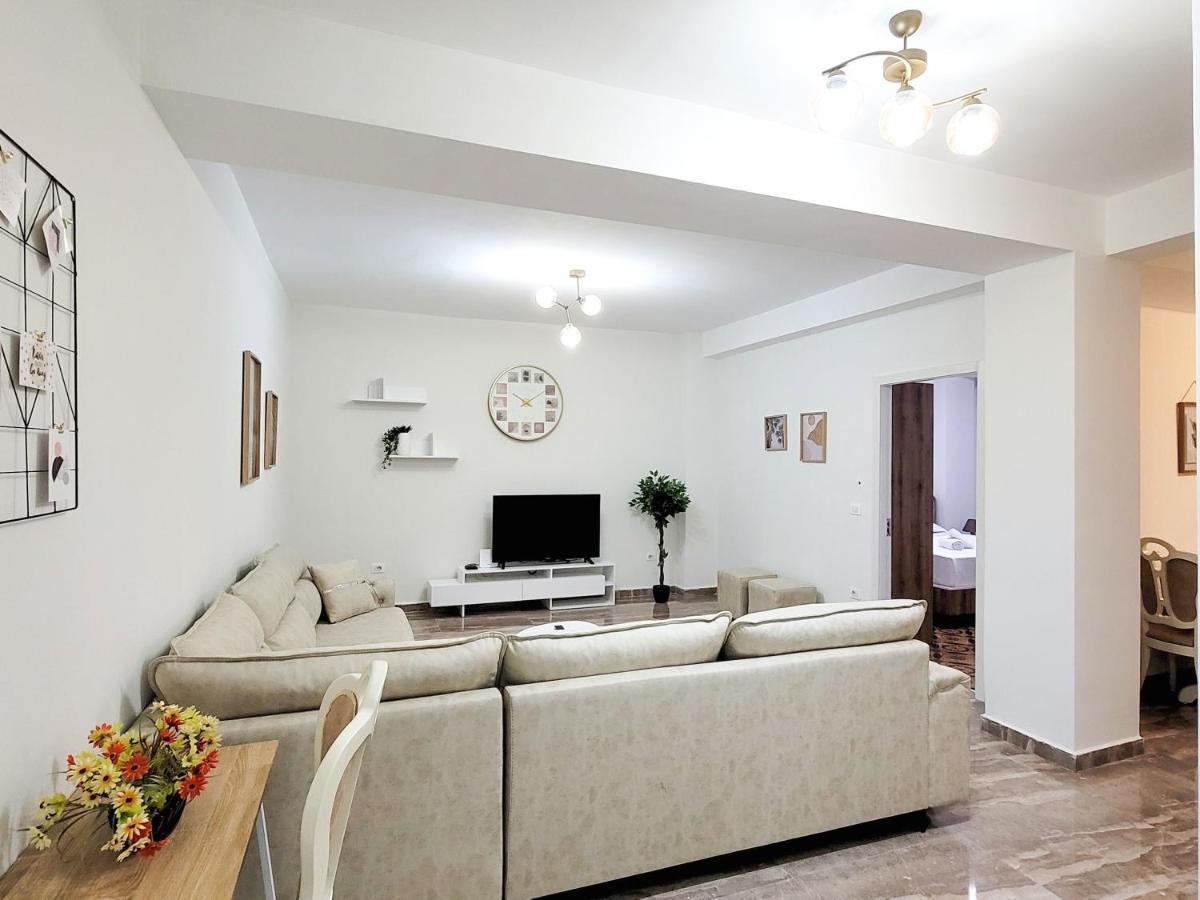 One-Bedroom Gem By The Square 티라나 외부 사진