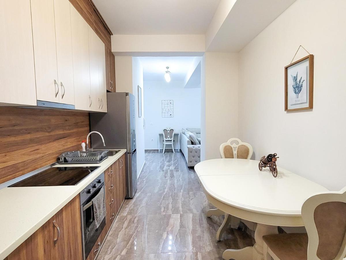 One-Bedroom Gem By The Square 티라나 외부 사진