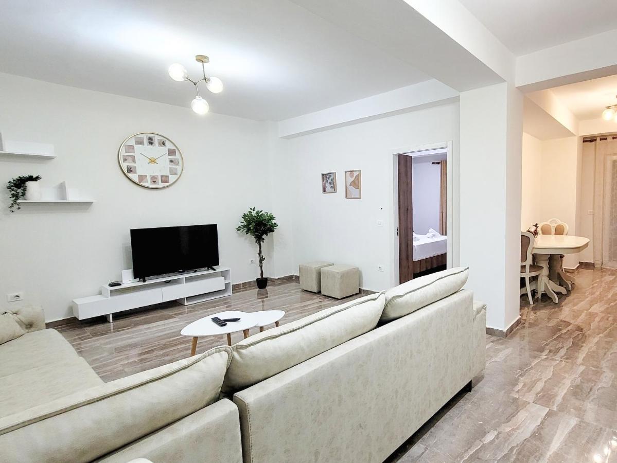 One-Bedroom Gem By The Square 티라나 외부 사진